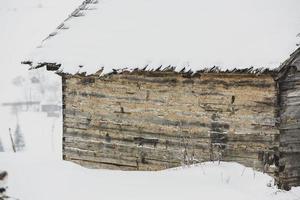 una abundante nevada en los cárpatos rumanos en el pueblo de sirnea, brasov. invierno real con nieve en el campo foto