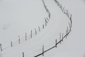 una abundante nevada en los cárpatos rumanos en el pueblo de sirnea, brasov. invierno real con nieve en el campo foto