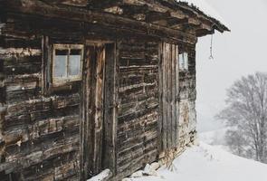 una abundante nevada en los cárpatos rumanos en el pueblo de sirnea, brasov. invierno real con nieve en el campo foto