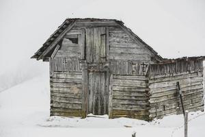 una abundante nevada en los cárpatos rumanos en el pueblo de sirnea, brasov. invierno real con nieve en el campo foto