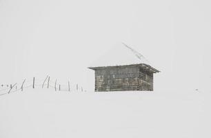 una abundante nevada en los cárpatos rumanos en el pueblo de sirnea, brasov. invierno real con nieve en el campo foto