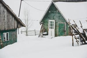 una abundante nevada en los cárpatos rumanos en el pueblo de sirnea, brasov. invierno real con nieve en el campo foto