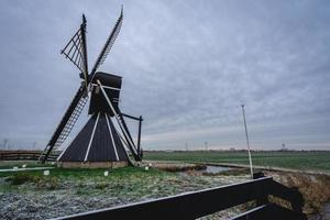 mellemolen, molino de viento holandés en akkrum, países bajos. en el invierno con algo de nieve. foto