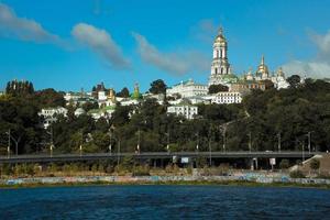 kyiv pechersk lavra monasterio sobre el río dnipro paisaje urbano foto