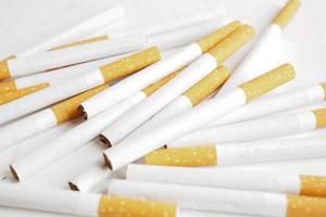 cigarrillo, rollo de tabaco en papel con tubo de filtro, concepto de no fumar. foto