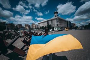 mujer joven lleva la bandera de ucrania ondeando detrás de ella foto