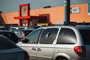 robo de un automóvil estacionado, los intrusos rompieron la ventana trasera. foto