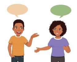 jóvenes parejas africanas mujer y hombre conversando hablando entre ellos con burbujas de habla vector