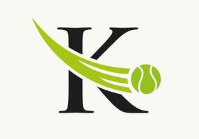 concepto de logotipo de tenis con letra k con icono de pelota de tenis en movimiento. tenis deportes logotipo símbolo vector plantilla