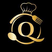 logotipo del restaurante en concepto de letra q. sombrero de chef, cuchara y tenedor para el logo del restaurante vector