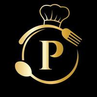 logotipo del restaurante en concepto de letra p. sombrero de chef, cuchara y tenedor para el logo del restaurante vector