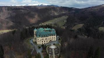 vista aérea hacia atrás de un castillo predna hora video