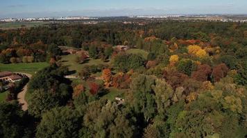 vista aérea del parque de otoño pruhonice video