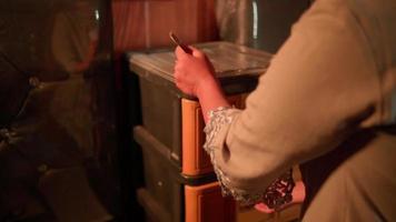 femme asiatique ouvrant le tiroir de rangement avec ses mains video