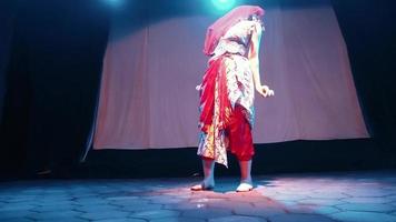 des vêtements rouges couvrent le visage d'une femme en dansant avec la robe traditionnelle rouge video