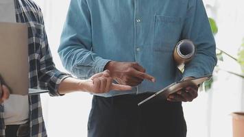 engenheiro de canteiro de obras de dois homens de negócios. objetos de engenharia no local de trabalho com parceiros interagindo em segundo plano video