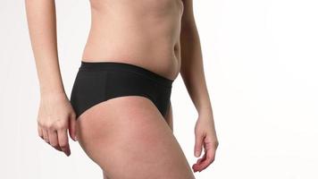 femme comprimant la peau des jambes, vérifiant la cellulite, les vergetures. video