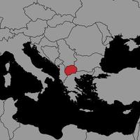 pin mapa con la bandera de macedonia del norte en el mapa mundial. ilustración vectorial vector