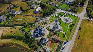 buky, parque paisajístico de ucrania, iglesia de st. eugenio, vista aérea. video