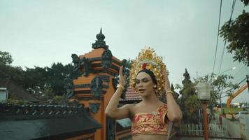 mulher balinesa visitando o templo enquanto usava maquiagem e vestido balinês de uma maneira bonita video