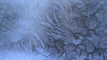 weihnachtsblauer hintergrund mit gefrorenem muster auf fenster. video