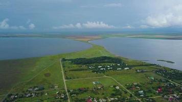 vliegend over- de weg Verbinden de schiereiland met de vasteland. video