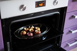 Manzanas caseras al horno en el horno. foto