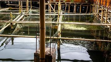 piscifactoría tradicional en el lago tondano hecha de bambú foto