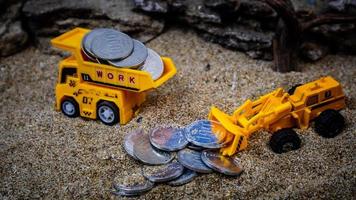 minahasa, indonesia enero 2023, camiones de juguete transportan monedas foto