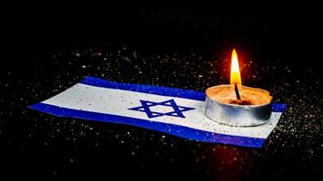 bandera israelí y velas ardiendo sobre ella, día de la memoria del holocausto foto