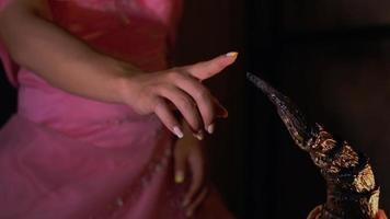 el dedo de una princesa tocando un cuerno marrón afilado en la noche oscura video