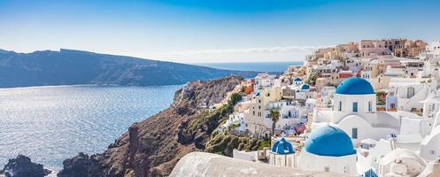 hermoso paisaje panorámico con vista al mar. europa verano viajes vacaciones oia, santorini, isla de grecia. paisaje de turismo sin preocupaciones destino europeo. arquitectura blanca en la isla de santorini, grecia foto