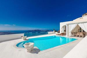 arquitectura blanca de la isla de fira santorini. concepto de fondo de viajes de verano de lujo, vista increíble con piscina privada, estrellas y maravillosa vista al mar. concepto de vacaciones para destino de viaje en europa foto