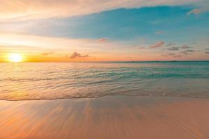 concepto de cielo de arena marina, nubes de colores de puesta de sol, horizonte, banner de fondo horizontal. paisaje natural inspirador, hermosos colores, maravilloso paisaje de playa tropical. puesta de sol en la playa, vacaciones de verano foto