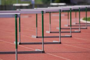 obstáculos en una pista de atletismo foto