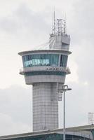 torre de control de tráfico aéreo del aeropuerto ataturk en estambul, turkiye foto