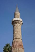mezquita kesik minare en antalya, turquía foto