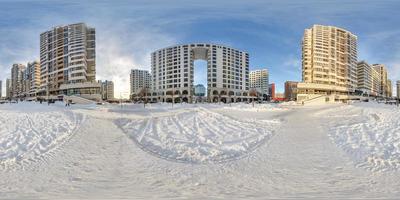 panorama hdri de invierno esférico completo 360 cerca de edificios de varios pisos de rascacielos de barrio residencial con nieve en proyección equirectangular foto