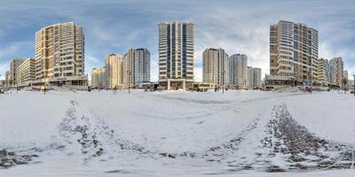 panorama hdri de invierno esférico completo 360 cerca de edificios de varios pisos de rascacielos de barrio residencial con nieve en proyección equirectangular foto