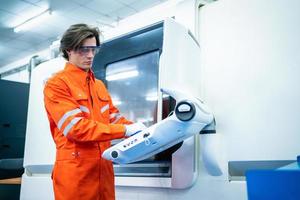 ingeniero mecánico que utiliza tecnologías de medición cmm de máquina de medición de coordenadas en la línea de producción en la fábrica de la industria. foto