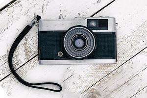 pasaporte cámara vintage y lápiz sobre madera foto