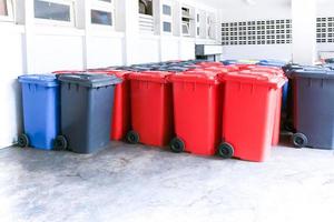 grupo de nuevos cubos grandes y coloridos con ruedas para basura, reciclaje de residuos, cubos de basura grandes cubos de basura foto