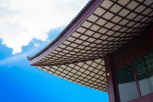 patrón de techo de madera de estilo japonés sobre fondo de cielo azul, edificio de estilo japonés foto