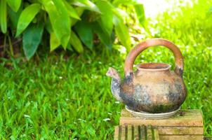 viejo tarro de arcilla tradicional usado para beber agua, tarros de agua de la olla antigua, ánfora de terracota, estilo de arte tailandés foto