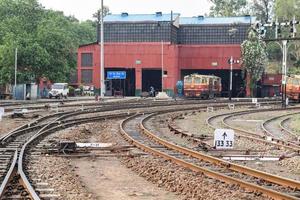 vista de las vías del tren de juguete desde el medio durante el día cerca de la estación de tren de kalka en india, vista de la vía del tren de juguete, cruce ferroviario indio, industria pesada foto