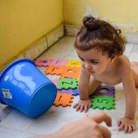 lindo niño shivaay sapra en el balcón de la casa durante el verano, dulce sesión de fotos de niño pequeño durante el día, niño pequeño disfrutando en casa durante la sesión de fotos