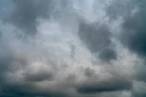 nubes grises de tormenta o nimbus en el cielo foto