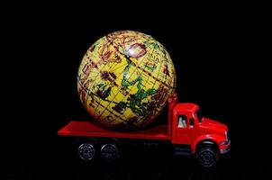 globo terráqueo en un camión de juguete foto