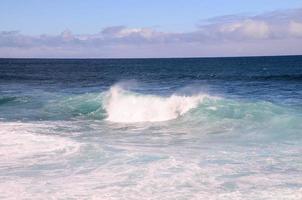 enormes olas del mar foto