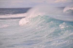 enormes olas del mar foto